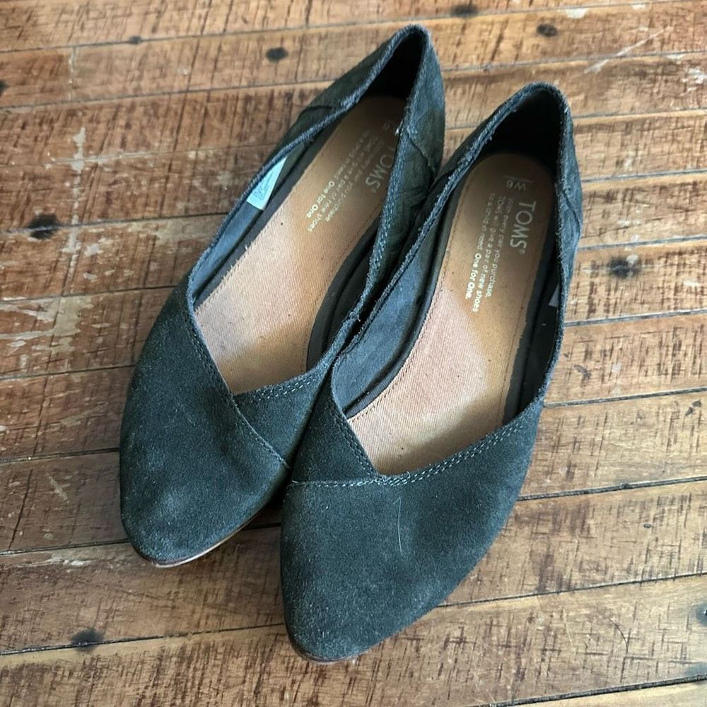 Tom’s minimalist black chevron slip on normcore size 6 shoes